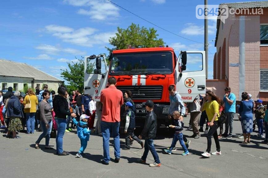 Спасатели и полицейские устроили для ребят показательные вы..., фото-2 Спасатели и полицейские устроили для ребят показательные выступления (фото), фото-2