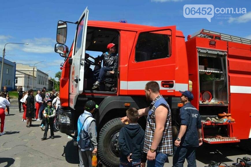 Спасатели и полицейские устроили для ребят показательные вы..., фото-5 Спасатели и полицейские устроили для ребят показательные выступления (фото), фото-5