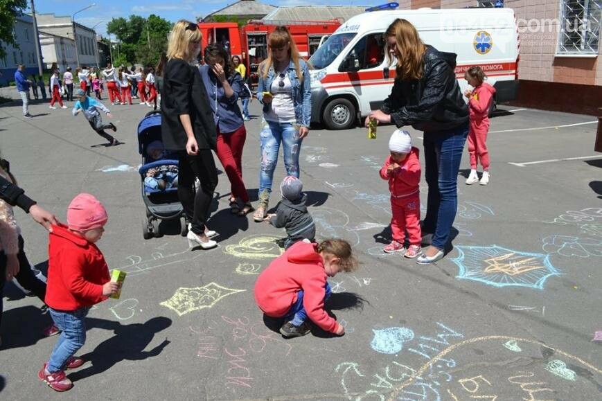 Спасатели и полицейские устроили для ребят показательные вы..., фото-6 Спасатели и полицейские устроили для ребят показательные выступления (фото), фото-6