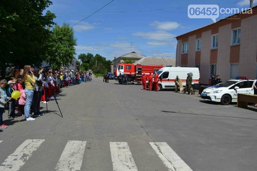 Спасатели и полицейские устроили для ребят показательные вы..., фото-3 Спасатели и полицейские устроили для ребят показательные выступления (фото), фото-3