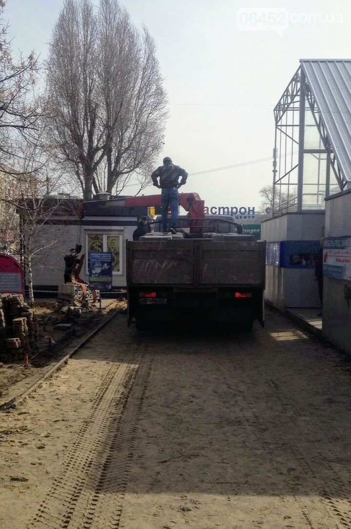 Сегодня началась реконструкция тротуара возле ЦУМа, фото-1 Сегодня началась реконструкция тротуара возле ЦУМа, фото-1