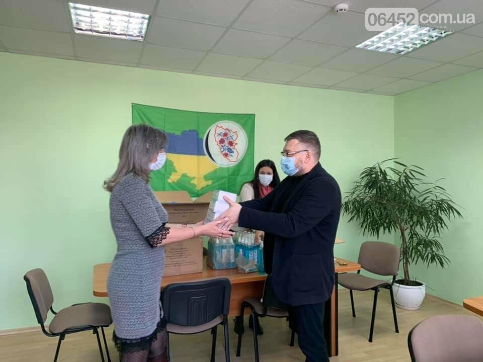 В Северодонецк депутаты привезли защитные маски и дезинфек..., фото-1 В Северодонецк депутаты привезли защитные маски и дезинфекторы, фото-1