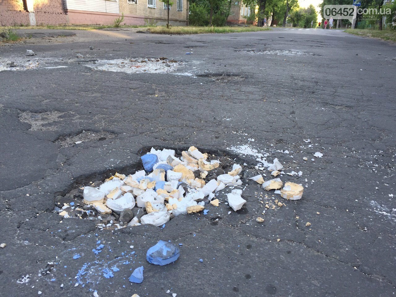Челюсти вместо асфальта: в Северодонецке засыпали яму зубны..., фото-2 Челюсти вместо асфальта: в Северодонецке засыпали яму зубными протезами, фото-2