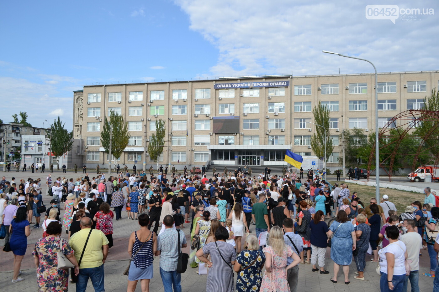 Луганщина митингует: в Северодонецке требовали местных выб..., фото-1 Луганщина митингует: в Северодонецке требовали местных выборов и увольнения главы области ( фото, видео) , фото-1