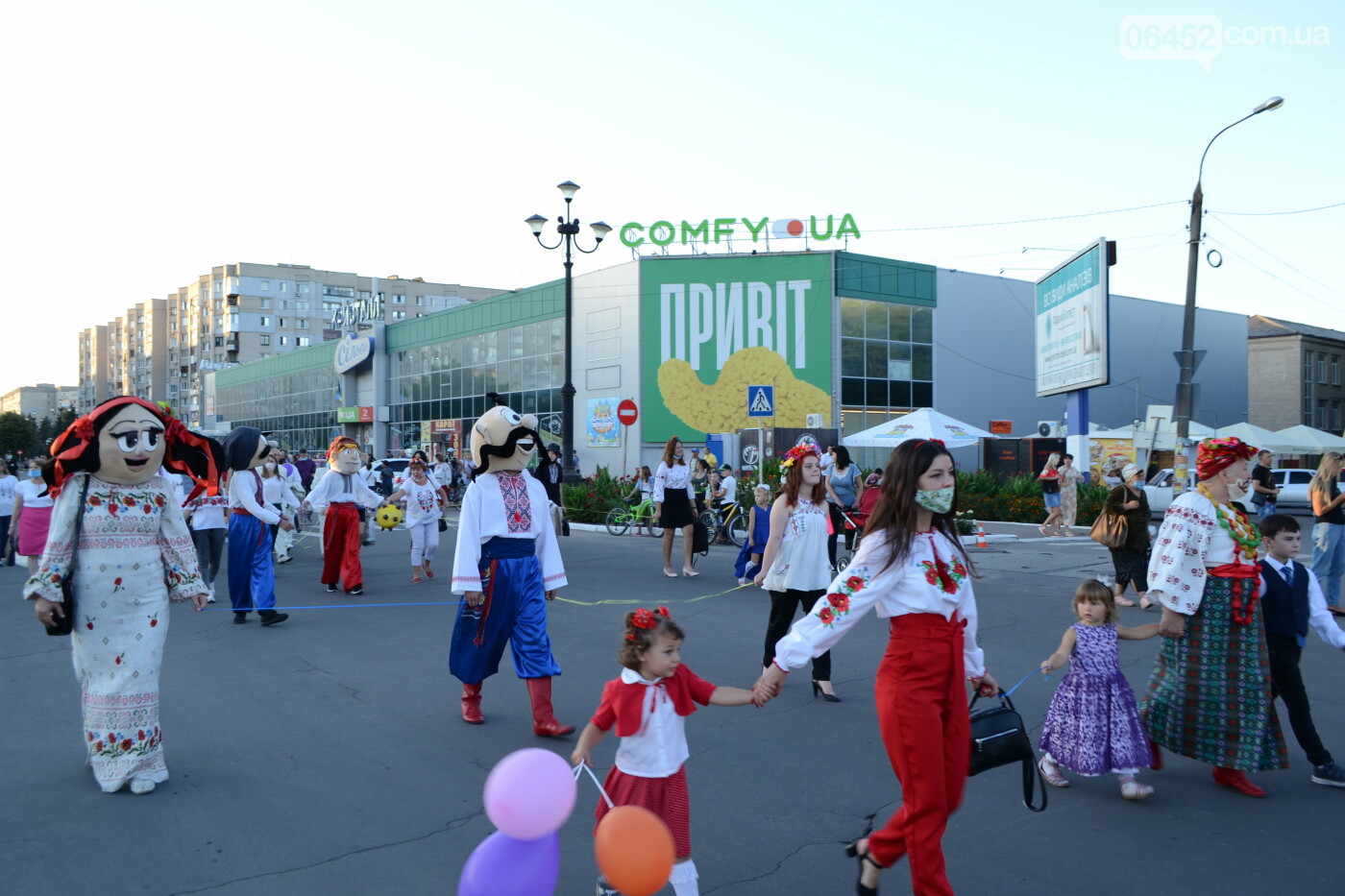 На Луганщине состоялся парад вышиванок (фото) , фото-4 На Луганщине состоялся парад вышиванок (фото) , фото-4