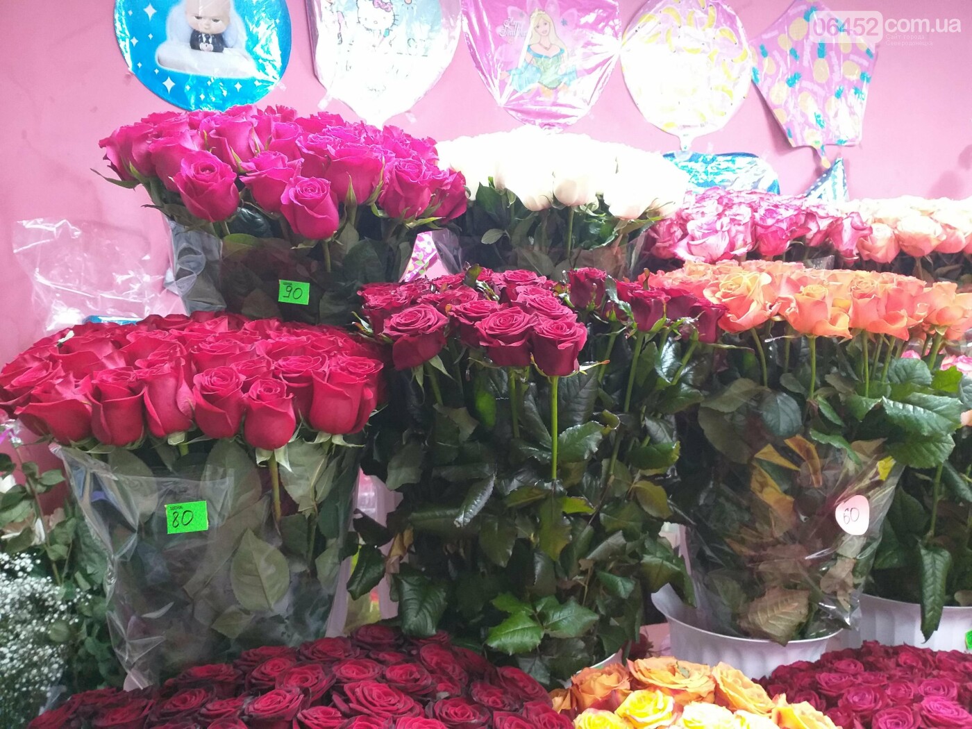 Сколько стоят цветы 2024. Розы в цветочном магазине. Центральный рынок цветочный. Цветочный магазин Центральный рынок.