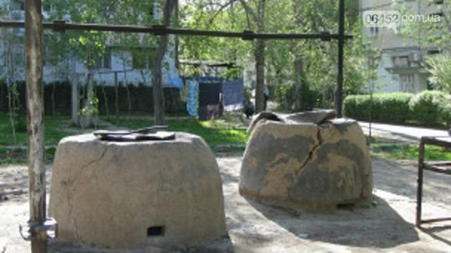 Тандыр в одном из дворов Таджикистана Тандыр в одном из дворов Таджикистана