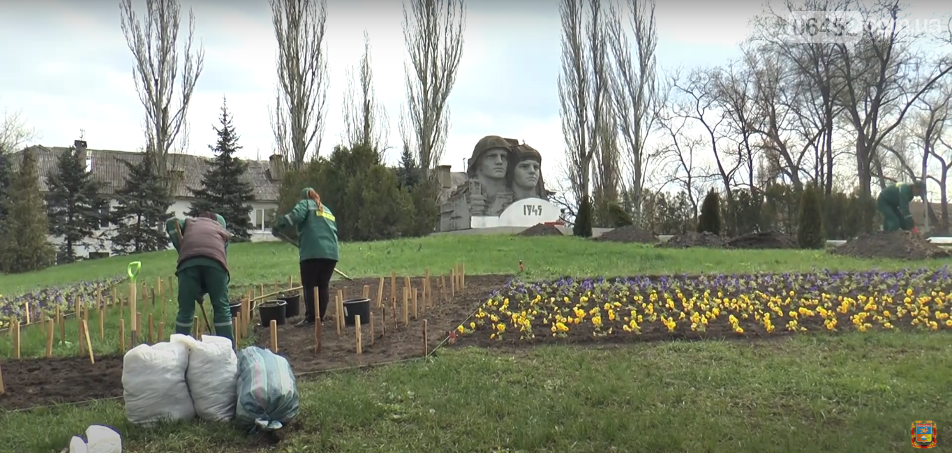 В Северодонецке на Мемориале славы креативно высадили цветы (видео) , фото-1