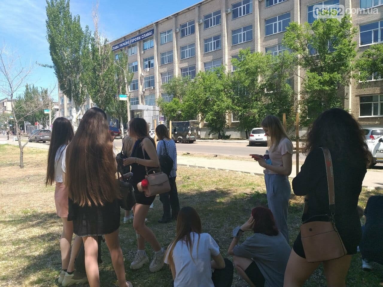В Северодонецке неизвестный сообщил о минировании корпусов..., фото-22 В Северодонецке неизвестный сообщил о минировании корпусов двух университетов (фото), фото-22
