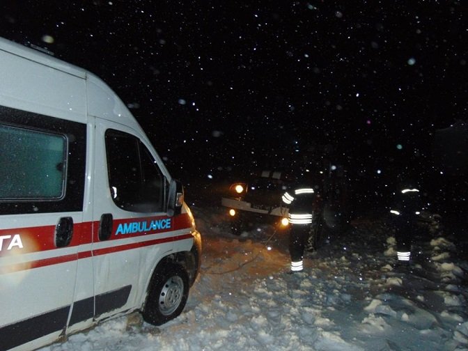 В Лисичанске ГСЧС отбуксировала две кареты скорой помощи, фото-2 В Лисичанске ГСЧС отбуксировала две кареты скорой помощи, фото-2