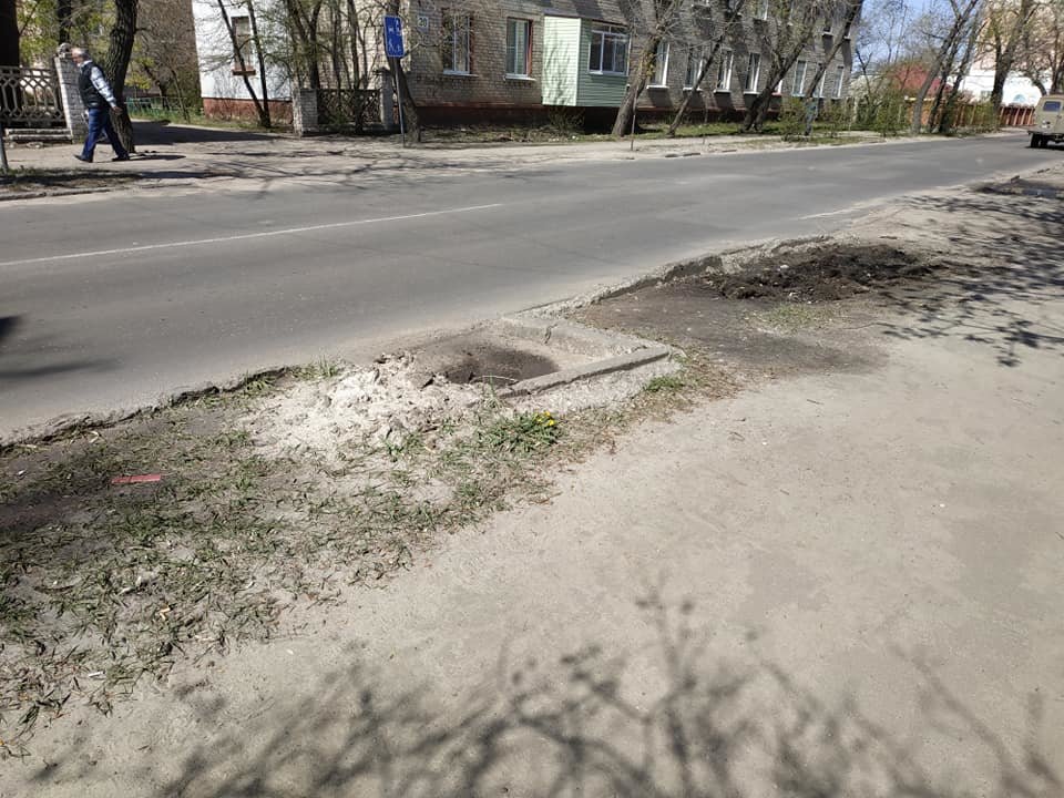 Северодончан беспокоят забитые водосточные люки, фото-1 Северодончан беспокоят забитые водосточные люки, фото-1
