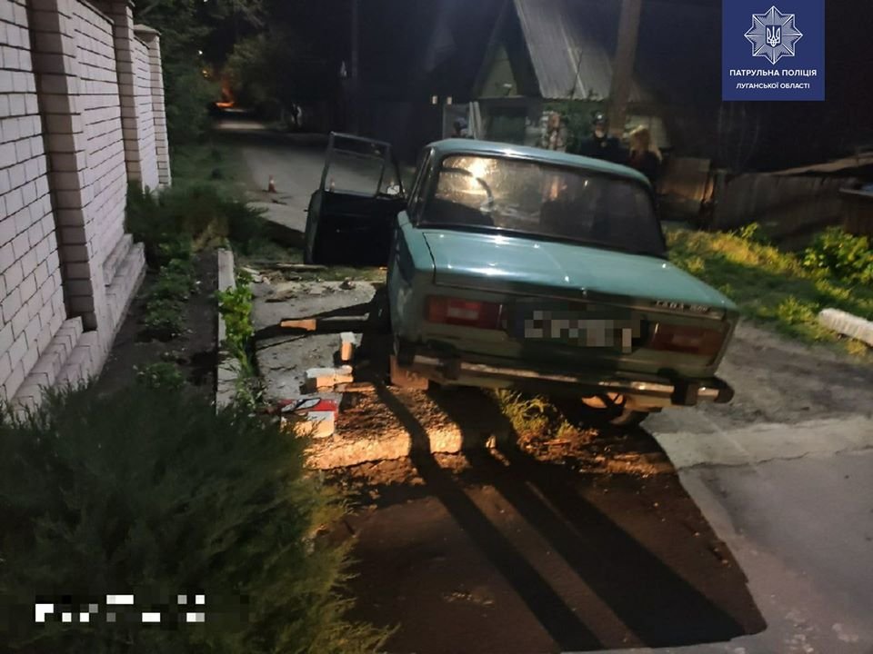 В Щедрищево пьяный водитель совершил наезд на бетонную плиту, фото-1 В Щедрищево пьяный водитель совершил наезд на бетонную плиту, фото-1