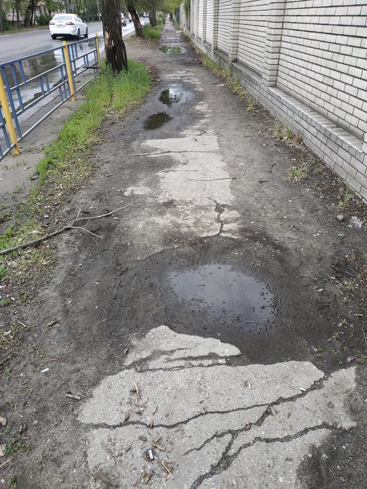 В Северодонецке тротуар превратился в полосу препятствий, фото-1 В Северодонецке тротуар превратился в полосу препятствий, фото-1