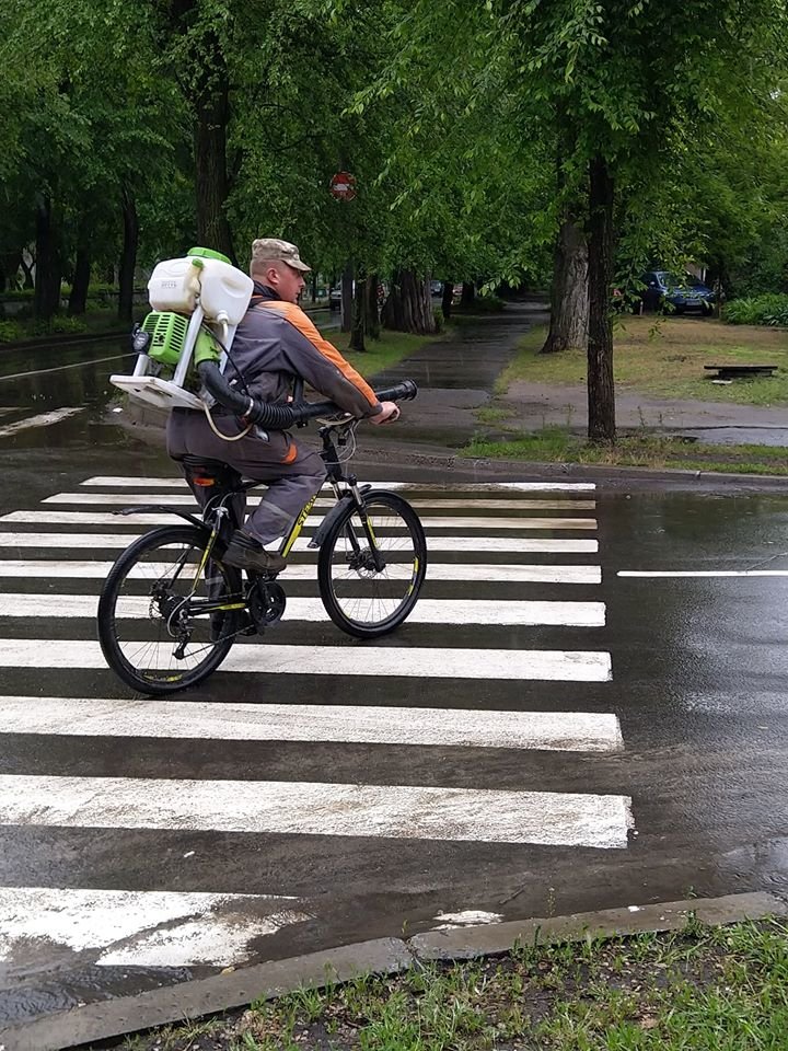 В Северодонецке продолжается санитарная обработка подъездов..., фото-1 В Северодонецке продолжается санитарная обработка подъездов и детских площадок, фото-1