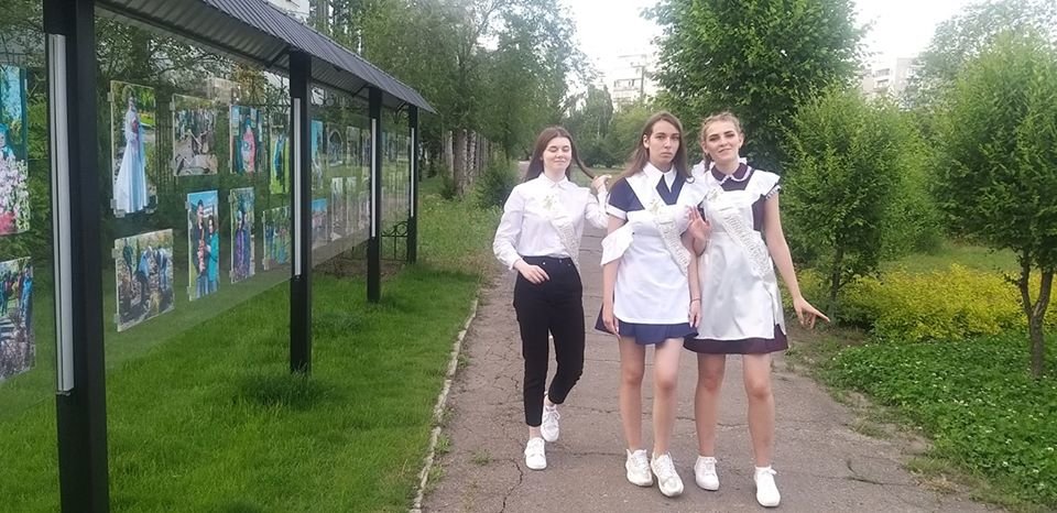 Сквер в Северодонецке стал любимым местом для фотосессий в..., фото-3 Сквер в Северодонецке стал любимым местом для фотосессий выпускников, фото-3