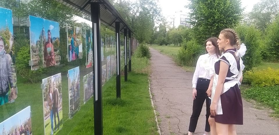 Сквер в Северодонецке стал любимым местом для фотосессий в..., фото-4 Сквер в Северодонецке стал любимым местом для фотосессий выпускников, фото-4