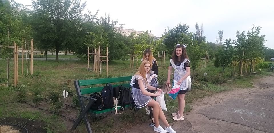 Сквер в Северодонецке стал любимым местом для фотосессий в..., фото-2 Сквер в Северодонецке стал любимым местом для фотосессий выпускников, фото-2