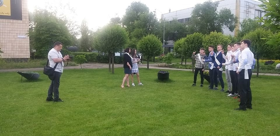 Сквер в Северодонецке стал любимым местом для фотосессий в..., фото-1 Сквер в Северодонецке стал любимым местом для фотосессий выпускников, фото-1