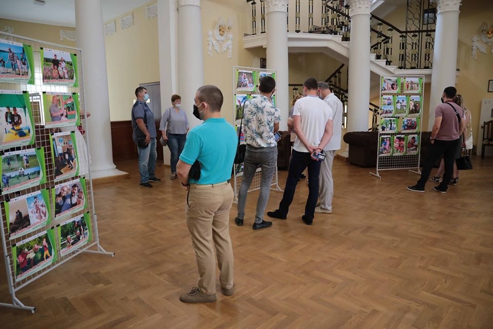 В Северодонецке открыли фотовыставку к Дню отца, фото-1 В Северодонецке открыли фотовыставку к Дню отца, фото-1