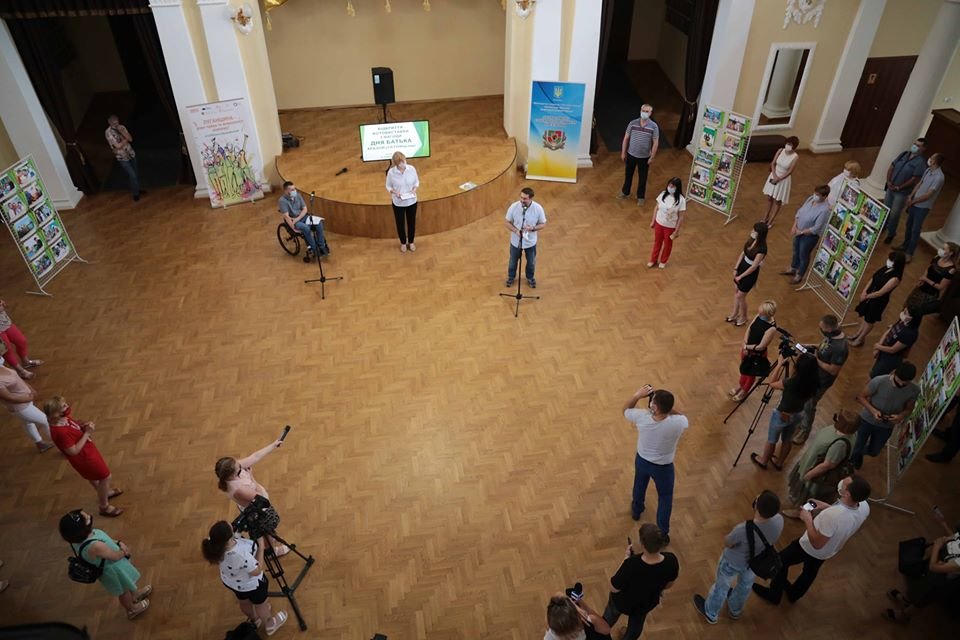 В Северодонецке открыли фотовыставку к Дню отца, фото-2 В Северодонецке открыли фотовыставку к Дню отца, фото-2