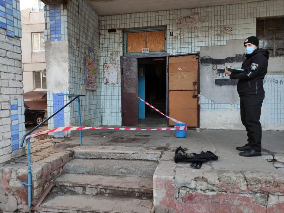 Опасное патрулирование: в Северодонецке на полицейского напал мужчина с ножом (фото), фото-3