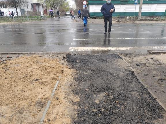 Ситуацию с повреждёнными после дождя тротуарами в Северодо..., фото-2 Ситуацию с повреждёнными после дождя тротуарами в Северодонецке решили исправить песком, фото-2
