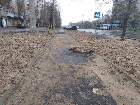 Ситуацию с повреждёнными после дождя тротуарами в Северодо..., фото-3 Ситуацию с повреждёнными после дождя тротуарами в Северодонецке решили исправить песком, фото-3