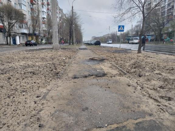 Ситуацию с повреждёнными после дождя тротуарами в Северодо..., фото-4 Ситуацию с повреждёнными после дождя тротуарами в Северодонецке решили исправить песком, фото-4