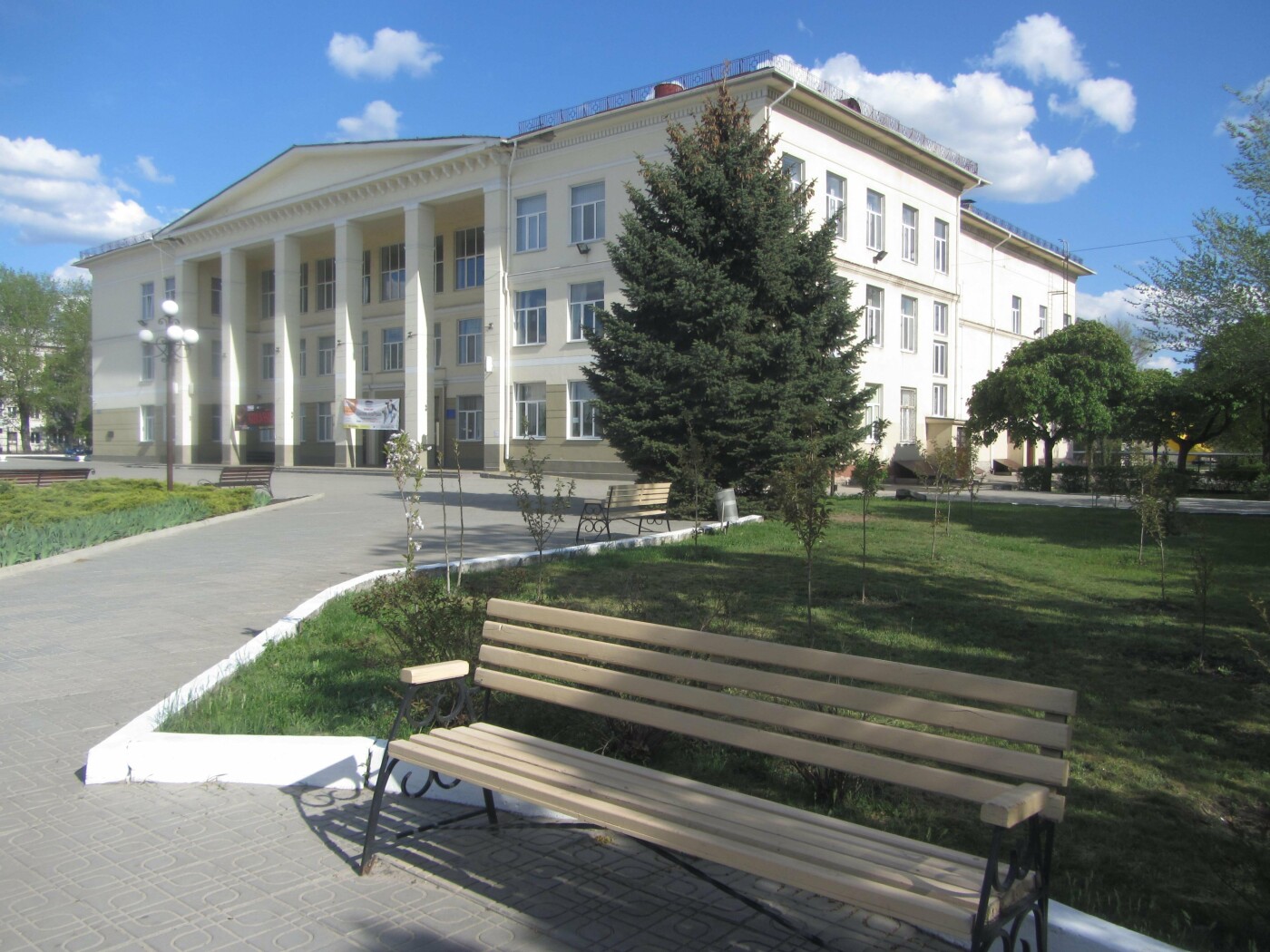 У Городского Дворца Культуры цветут сакуры У Городского Дворца Культуры цветут сакуры, 06452.com.ua