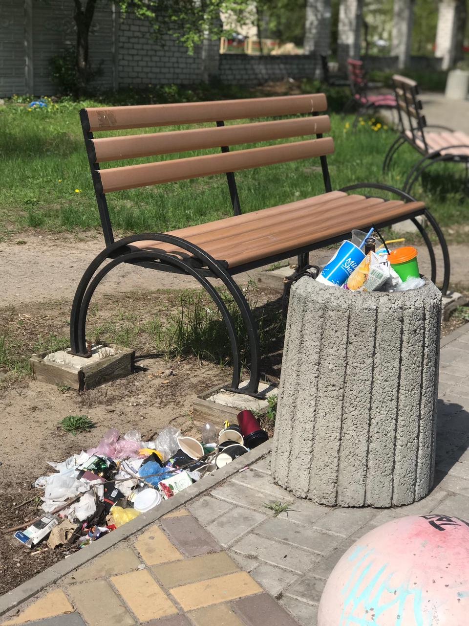 Мусор на территории Паркового озера после майских праздников, 2021 год Мусор на территории Паркового озера после майских праздников, 2021 год, Ярослав Шульга