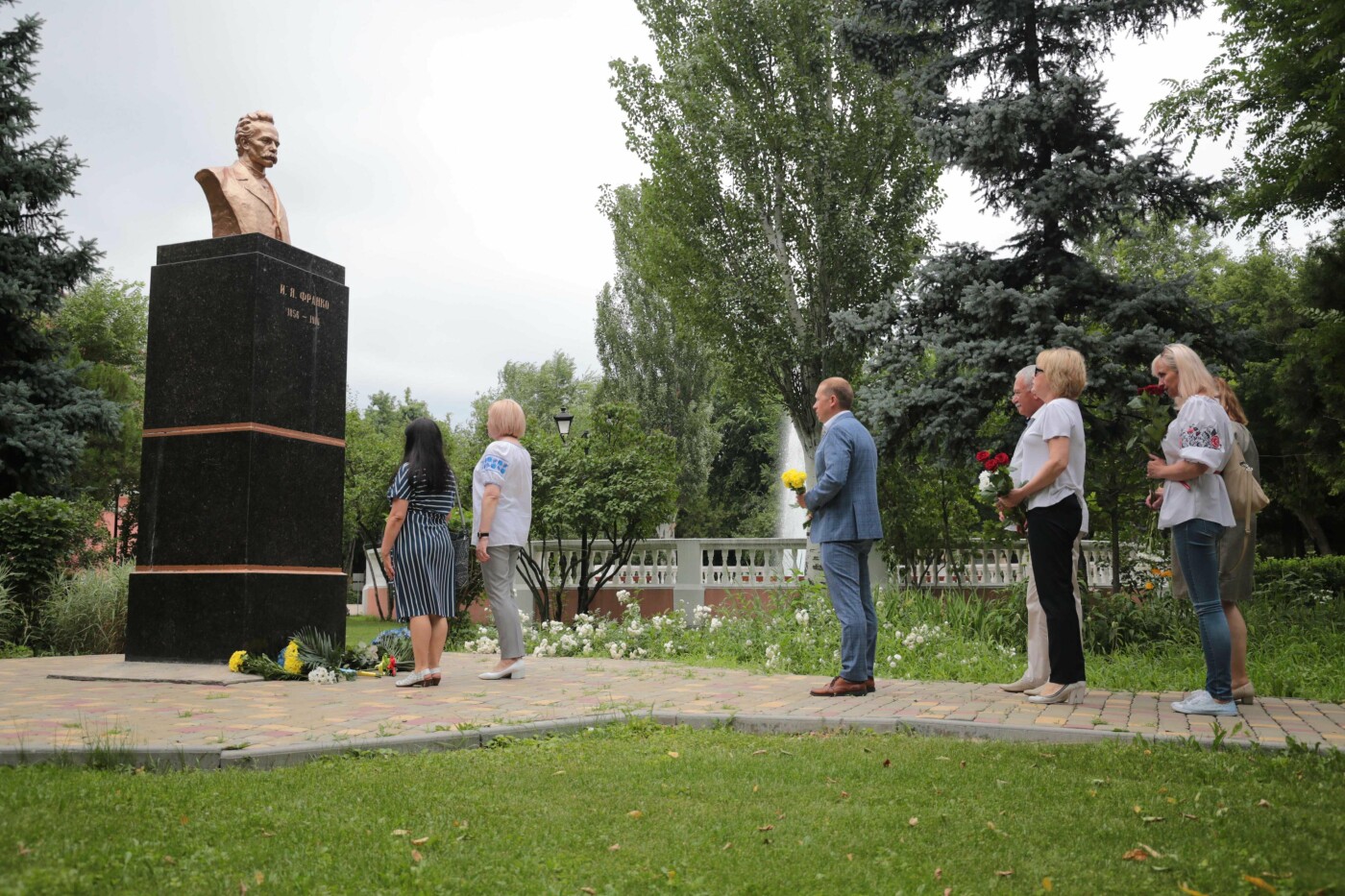 День Конституции в Северодонецке: церемония возложения цветов к памятникам Шевченко и Франко, фото-1