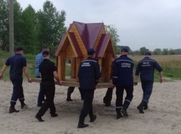В Северодонецке на озере появился плавающий домик для лебедей В Северодонецке на озере появился плавающий домик для лебедей, Вадим Максимов