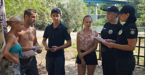 В Лисичанске полицейские и спасатели провели профилактический рейд... В Лисичанске полицейские и спасатели провели профилактический рейд у водоемов
