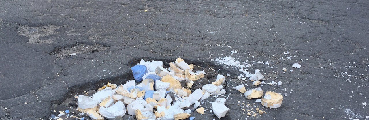 Челюсти вместо асфальта: в Северодонецке засыпали яму зубными проте... Челюсти вместо асфальта: в Северодонецке засыпали яму зубными протезами, Антон Малиновский
