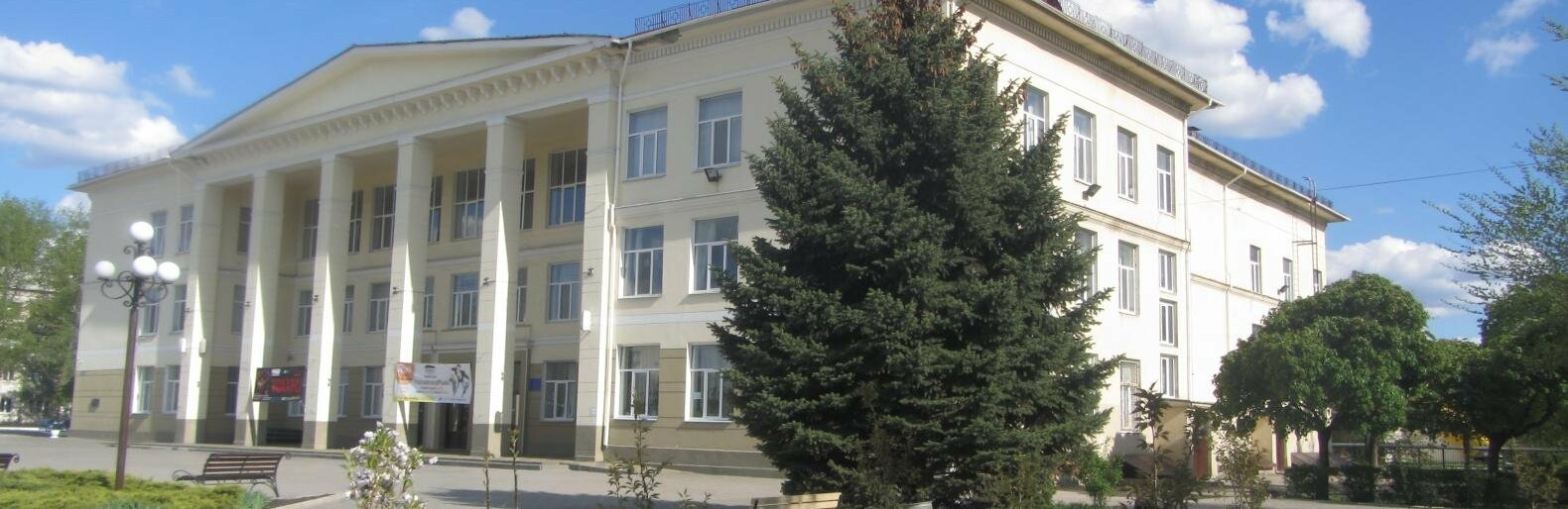Полюбуйся: в Городском Дворце Культуры цветут японские сакуры (фото) Полюбуйся: в Городском Дворце Культуры цветут японские сакуры (фото)